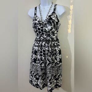 Merona sz sm sundress fit and flair  Dress is done in a batik fabric blk & white